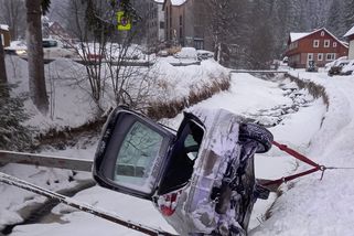 Hasiči v zasněžené Peci pod Sněžkou vyprošťovali zapadlá auta - Novinky